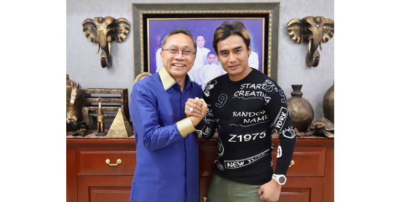 Ketua Umum Partai Amanat Nasional Zulkifli Hasan memperkenalkan Charly Van Houten sebagai kader PAN. (Foto: Instagram Zulhas)