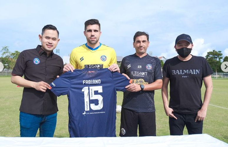 Presiden Klub Arema FC Gilang Widya Permana memboyong dua pemain baru menjelang putaran Liga 1 di Bali. Mereka berstatus pinjaman dari Persis Solo. (Foto: Instagram Juragan_99)