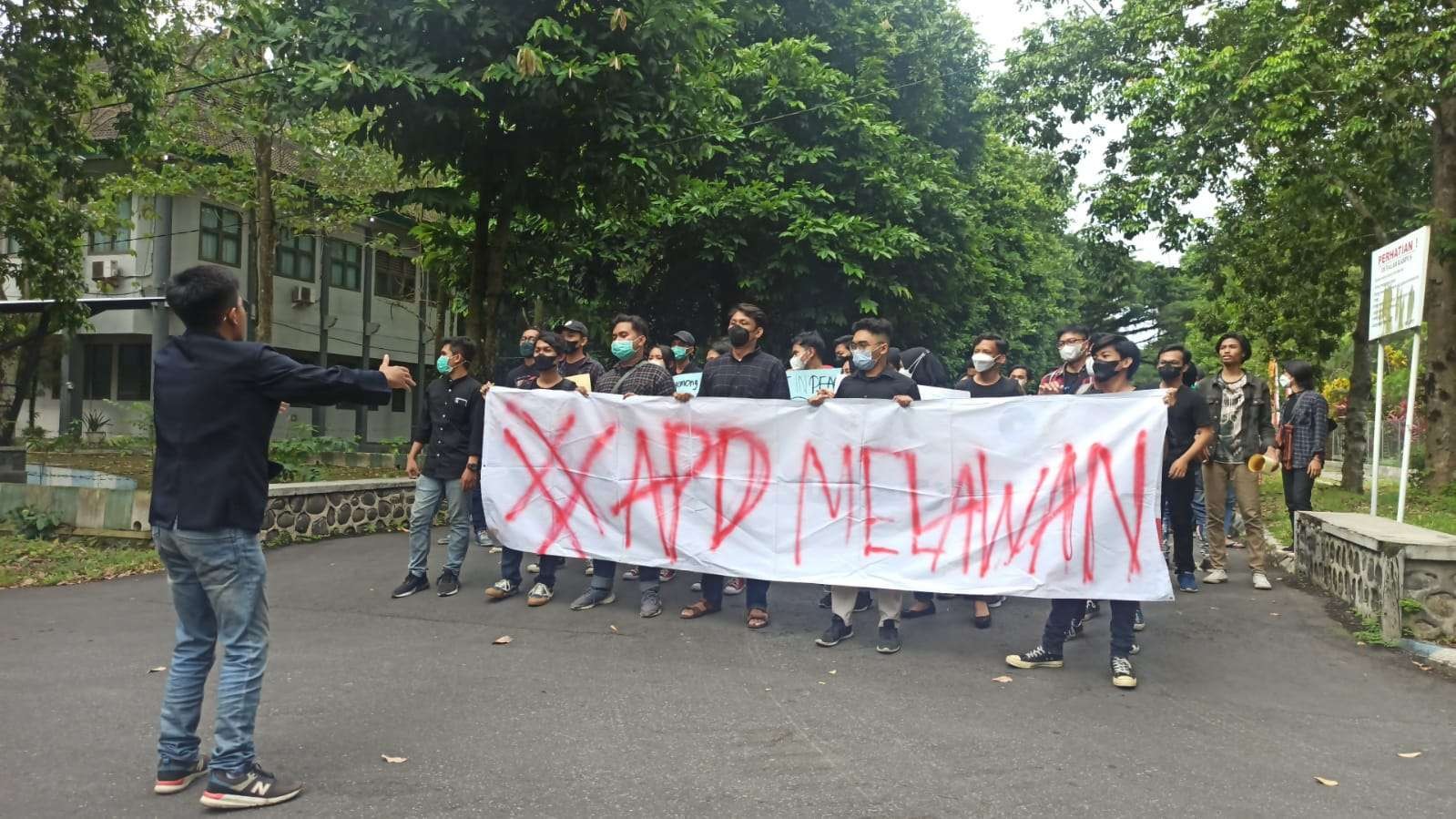 Puluhan mahasiswa FEB Unej menggelar unjuk rasa mengecam Dekan dan dosen yang melakukan intervensi pemilihan presiden BEM (Foto: Rusdi/Ngopibareng.id)