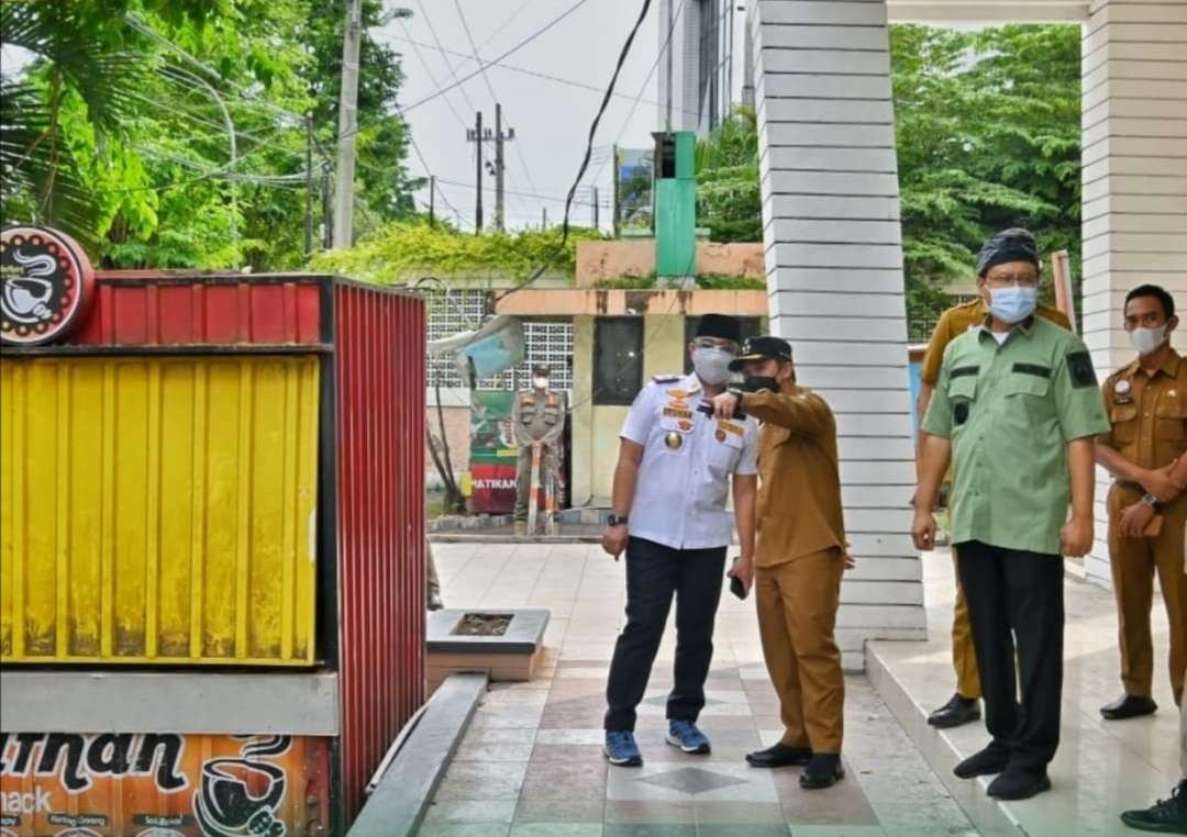 Walikota Pasuruan Saifullah Yusuf (Gus Ipul) dan Wakil Walikota Pasuruan Adi Wibowo saat meninjau rehab Mal Pelayanan Publik. (Foto: Dinas Kominfo Kota Pasuruan)