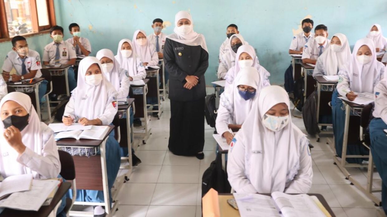 Gubernur Jatim, Khofifah Indar Parawansa saat kunjungi sekolah SMA/SMK di Gresik (Foto: dok. Humas Pemprov Jatim)