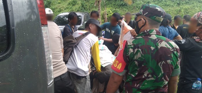 Evakuasi jenazah buron teroris kelompok MIT yang ditembak mati Satgas Madago Raya di Poso. (Foto: Satgas Madago)