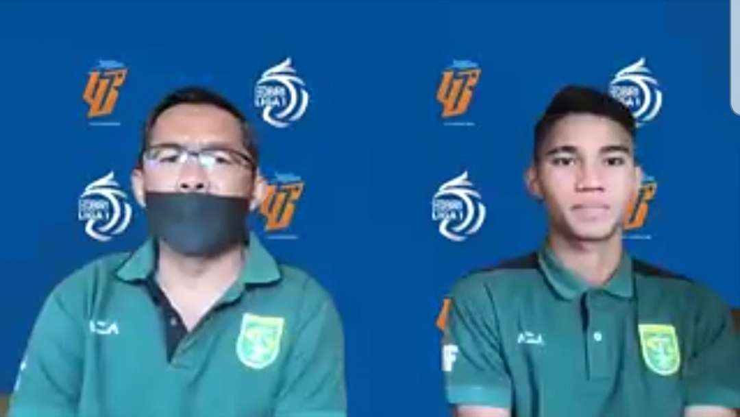 Pelatih Persebaya, Aji Santoso bersama pemainnya Marcelino Ferdinan dalam pre match press conference, Selasa 5 Januari 2021. (Foto: Tangkapan Layar)