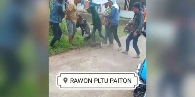 Seorang pemuda dihajar, dijambak hingga tubuhnya diseret ke jalanan oleh enam orang pelaku. (Foto: Istimewa)