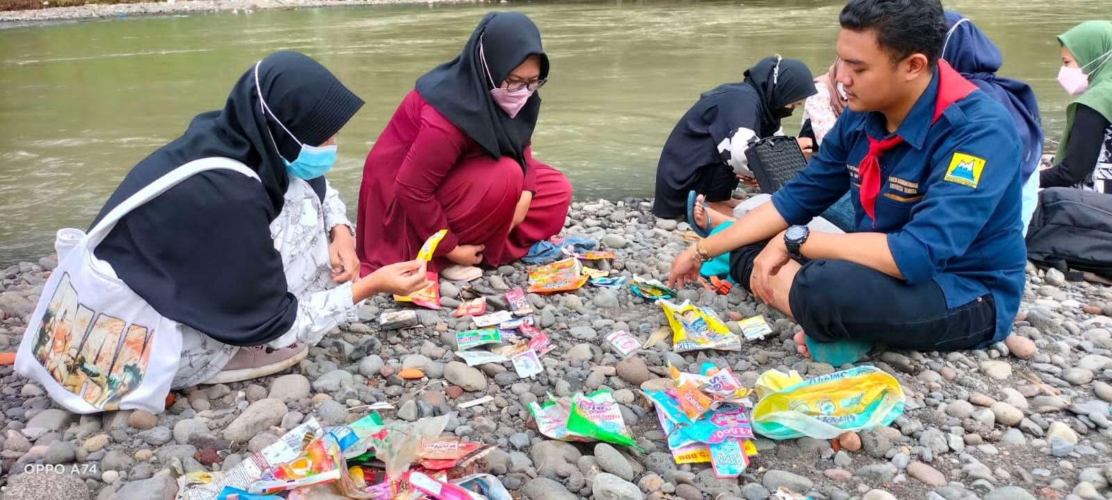 Tim peneliti Ecoton saat melakukan penelitian di Kali Bedadung Jember. (Foto: dok Ecoton)