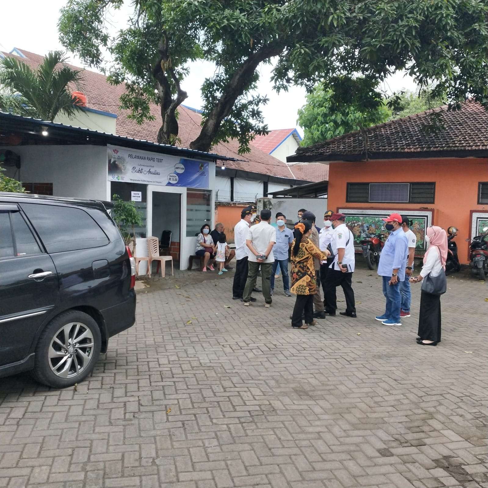 Salah satu klinik layanan rapid test antigen di sekitar pelabuhan Ketapang di datangi anggota DPRD Banyuwangi, Dinas Kesehatan dan Stak holder terkait (foto:istimewa)