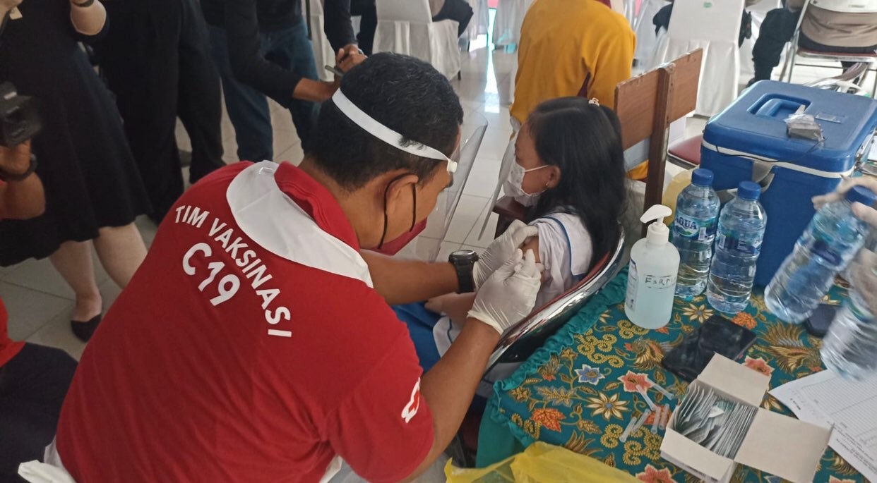 Vaksinasi anak di SMP Katolik Santa Clara Surabaya. (Foto: Andhi Dwi/Ngopibareng.id)