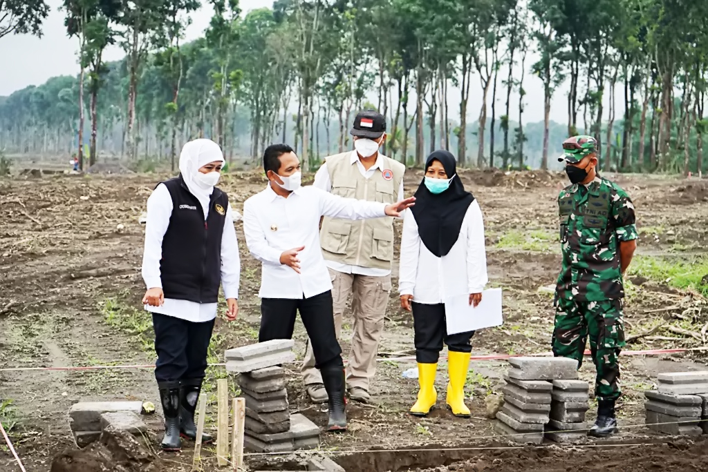 Khofifah Indar Parawansa datangi lokasi relokasi Semeru. (Foto: Kominfo Lumajang)