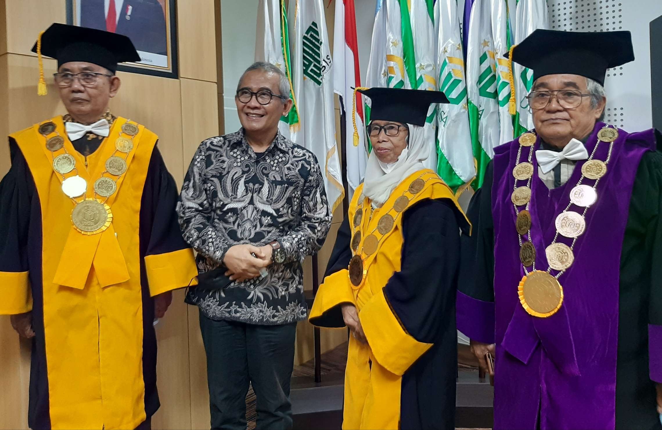 Rektor Unusa Prof Jazidie dan tiga Guru Besar Unusa yang akan dikukuhkan dengan NIDK. (Foto: Pita Sari/Ngopibareng.id)