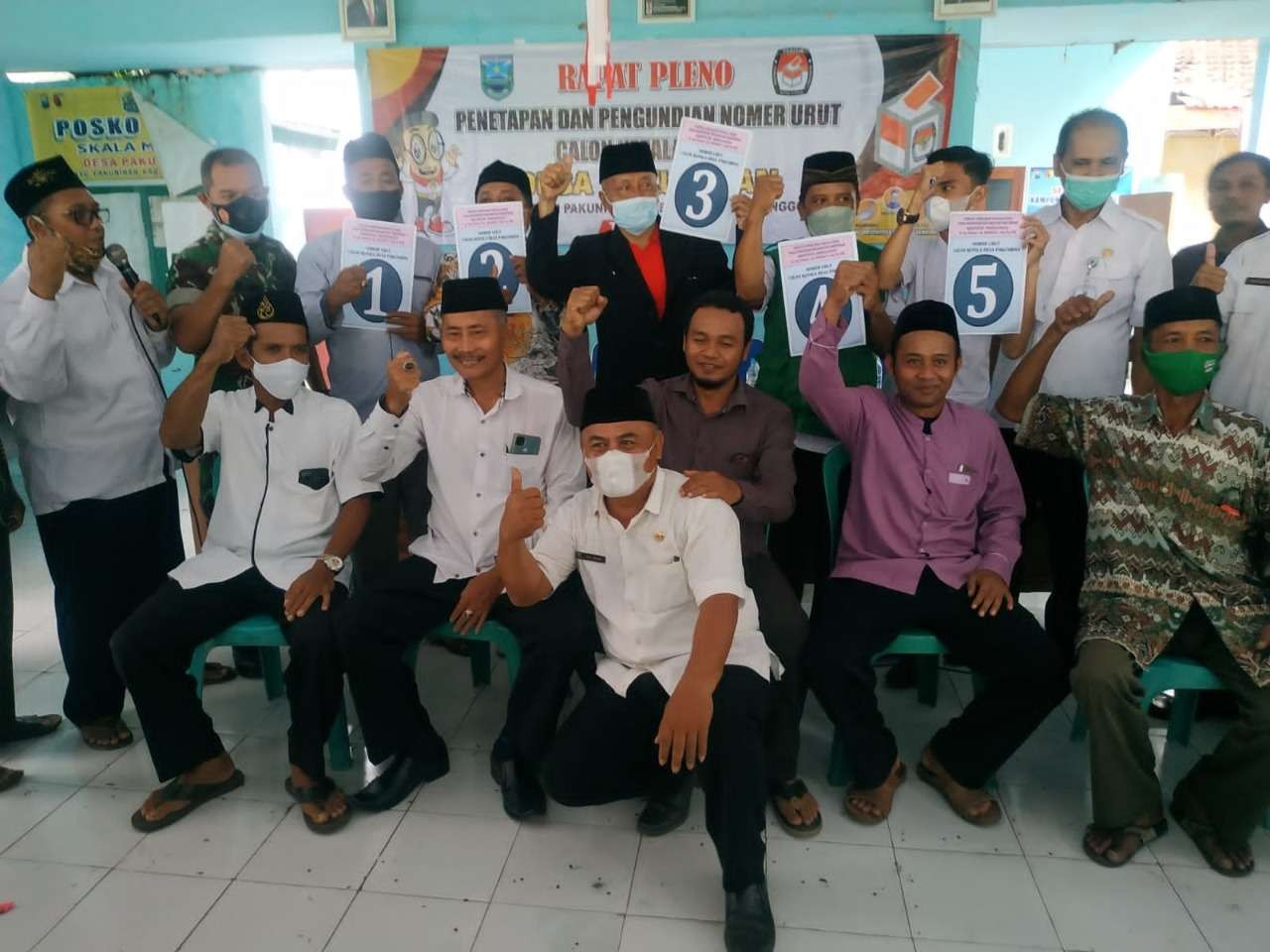 Suasana pengundian nomor urut Cakades di sebuah desa di Kabupaten Probolinggo, Rabu, 5 Januari 2022. (Foto: Ikhsan Mahmudi/Ngopibareng.id)