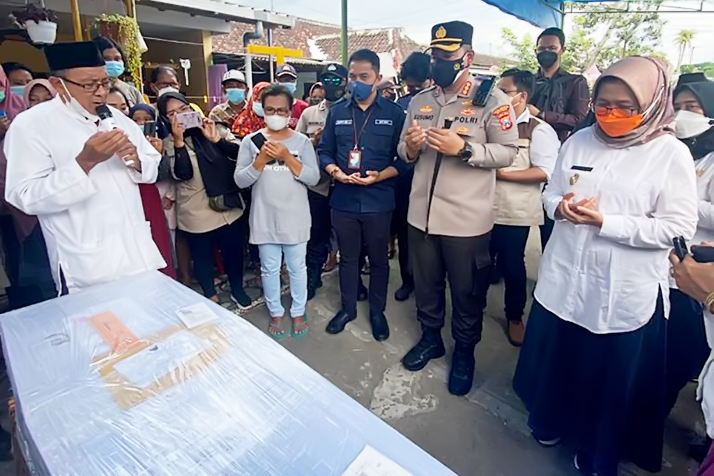 Wabup Lumajang Indah Amperawati usai menyambangi Rumah Duka Pekerja Migran Indonesia (PMI) Sri Mindari. (Foto: Kominfo Lumajang)