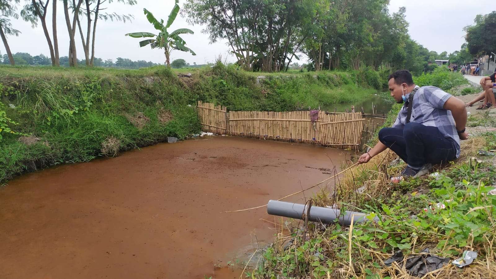 Sungai berubah menjadi merah di Mojokerto.(Foto: Deni Lukmantara/Ngopibareng.id)