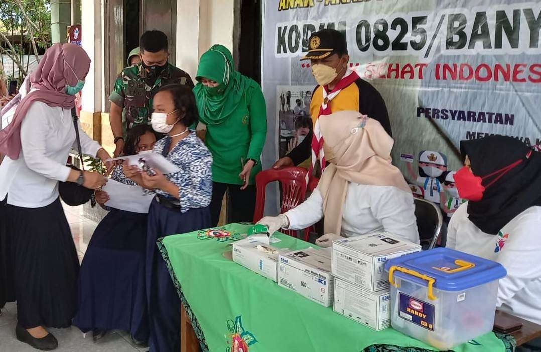 Dandim 0825 Banyuwangi Letkol Kav Eko Julianto Ramadan bersama Ketua Persit Cabang Kodim 0825 Banyuwangi, Dewi Rengganis Ramadan di SDN Kebaman Srono. (Foto: Istimewa)