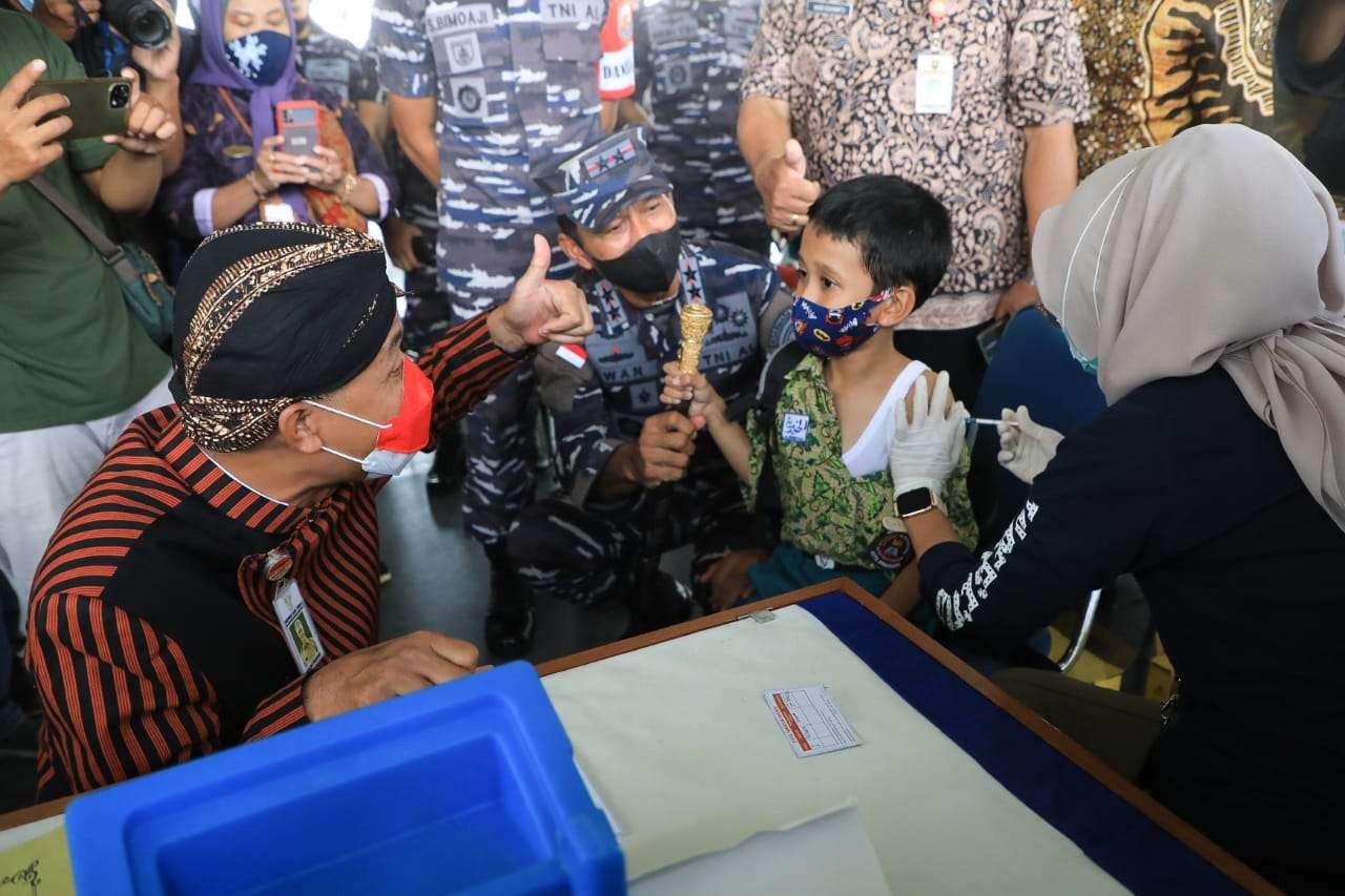 Gubernur Jawa Tengah, Ganjar Pranowo meninjau pelaksanaan vaksinasi anak di KRI Surabaya 591, di Dermaga Pelabuhan Tanjung Mas Semarang, Kamis 6 Januari 2022. (Foto: Istimewa)