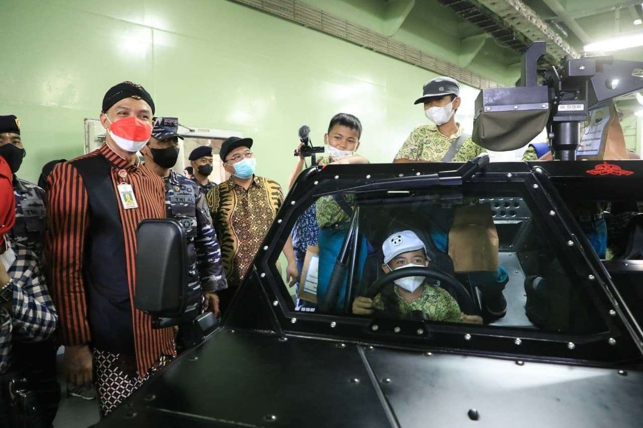 Gubernur Jawa Tengah Ganjar Pranowo saat meninjau vaksinasi anak usia 6-11 tahun di Kapal Perang KRI Surabaya 591 di Pelabuhan Tanjung Emas, Kamis 6 Januari 2022. (Foto: ist)