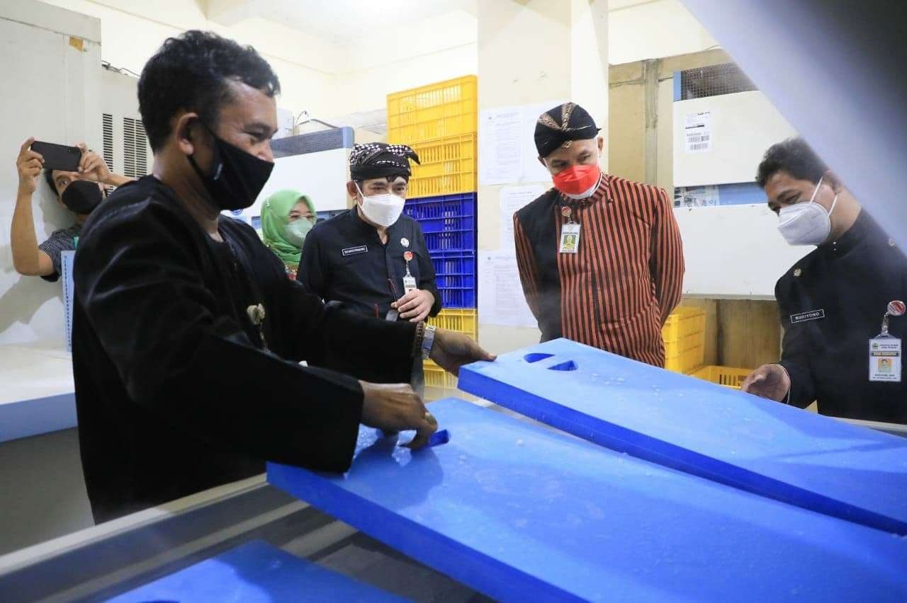 Gubernur Jawa Tengah Ganjar Pranowo memastikan stok vaksin di Gudang Dinas Kesehatan Provinsi Jateng tersedia dan dalam kondisi baik. (Foto: ist)