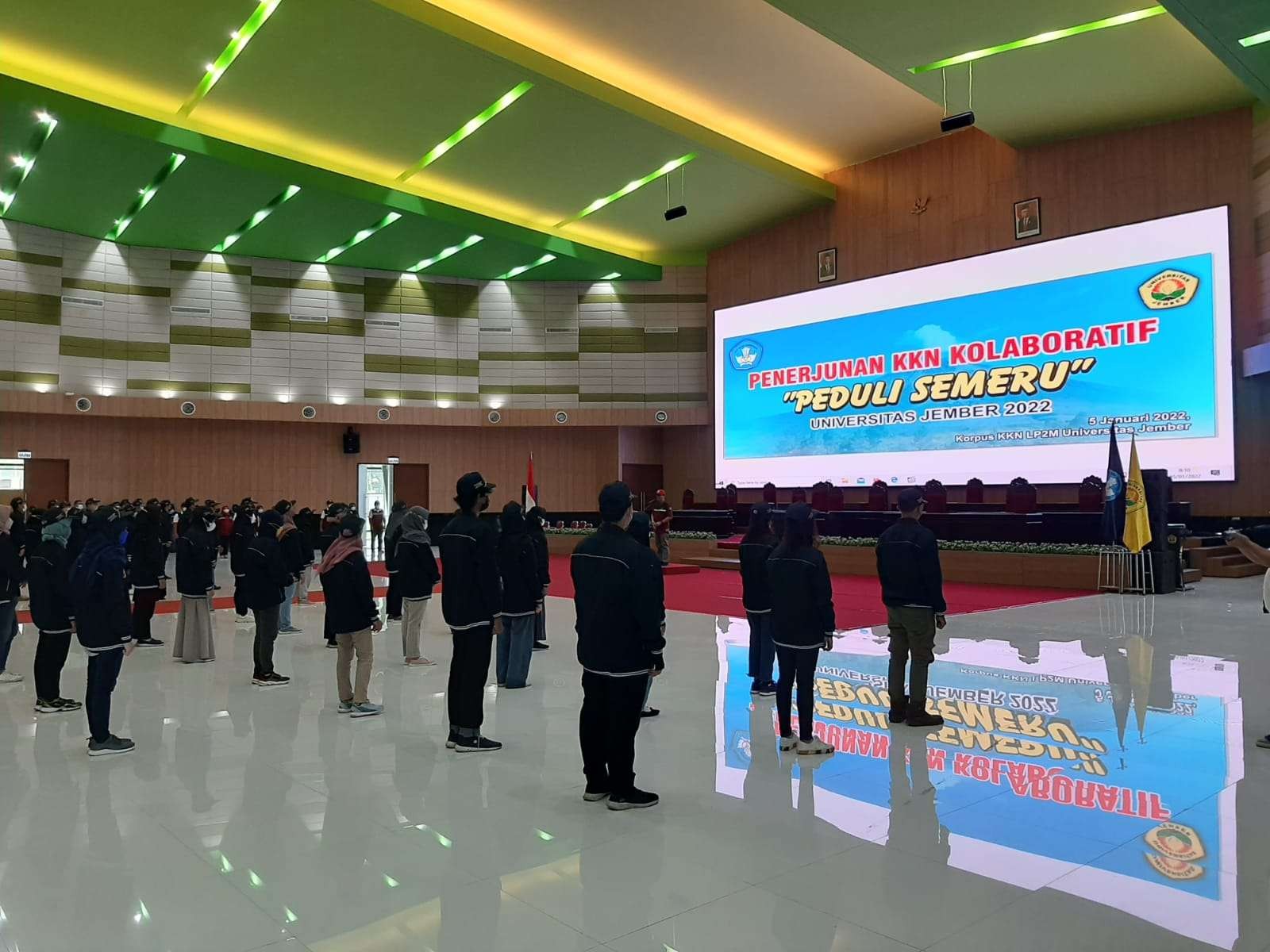 Pelepasan mahasiswa peserta KKN kolaboratif ke lokasi bencana APG Semeru oleh Rektor Universitas Jember (Foto: Dok Humas Unej)