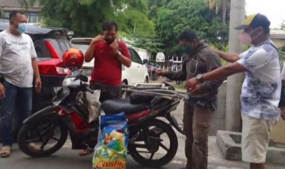 Mantan karyawan PDAM Situbondo, Eko Budiarso ditangkap polisi karena mencuri ratusan meteran air milik warga pelanggan PDAM. (Foto: Dok Polisi)