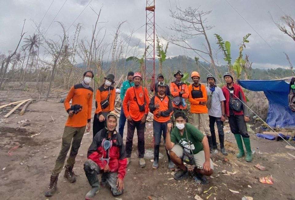 Tim SARSU yang berhasil memasang CCTV EWS untuk antisipasi bencana susulan di Semeru. (Foto: Istimewa)