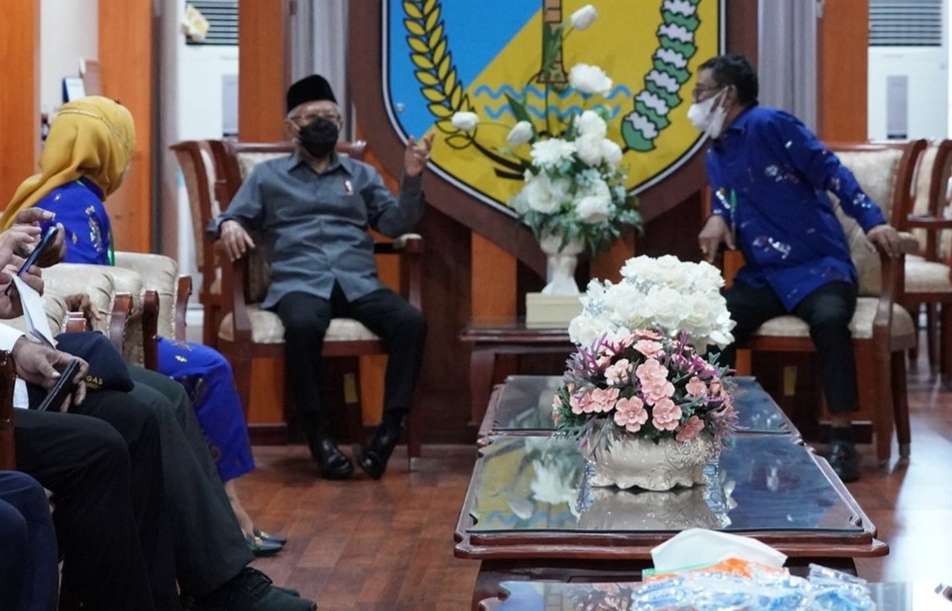 Wapres KH Ma'ruf Amin memimpin rapat koordinasi penyelesaian pasca bencana Sulteng di Kantor Gubernur Sulteng (Foto: Setwapres)