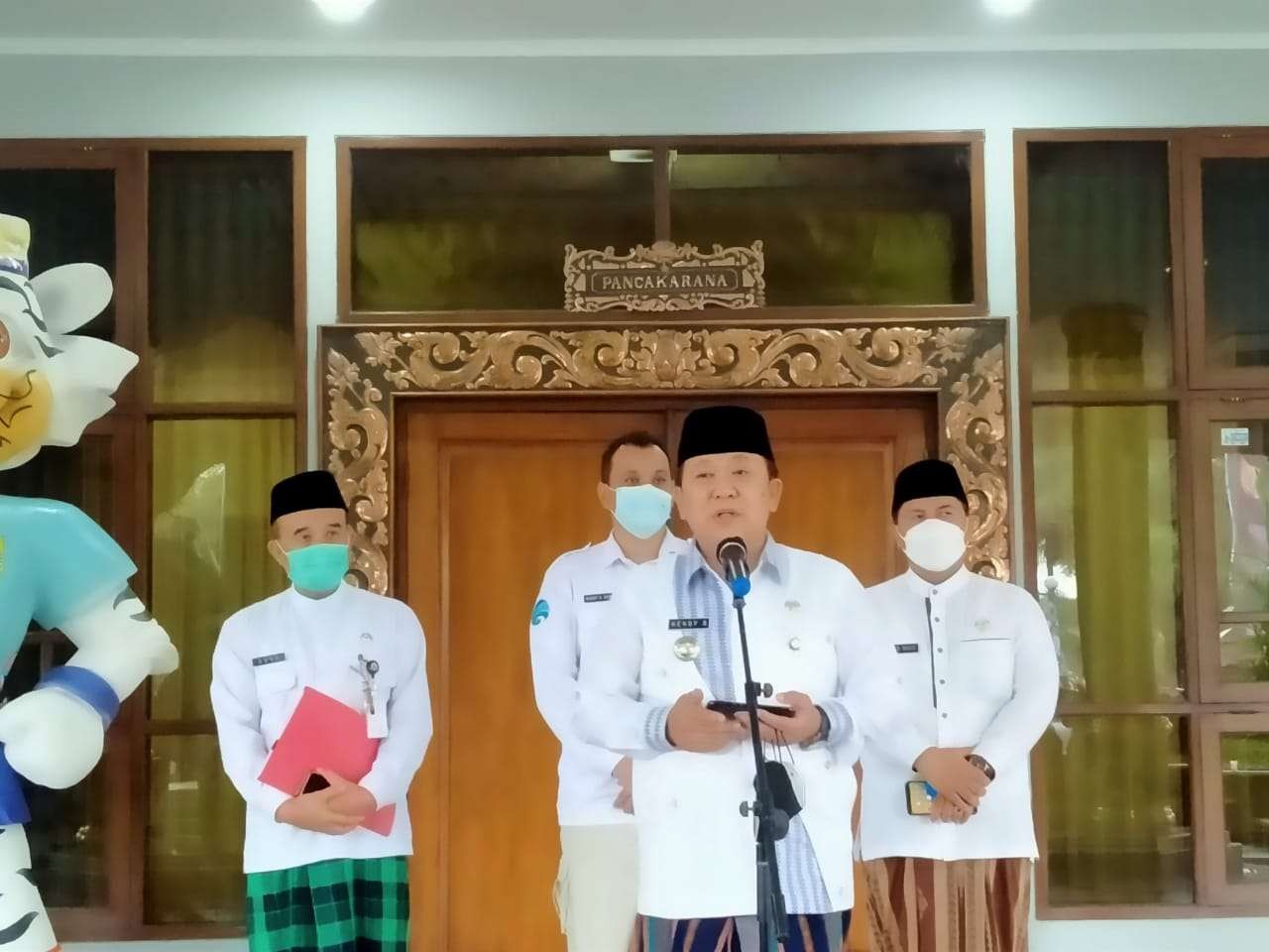 Bupati Jember, Hendy Siswanto, saat memaparkan SK PTDH untuk Bagus Wantoro. (Foto: Rusdi/Ngopibareng.id)