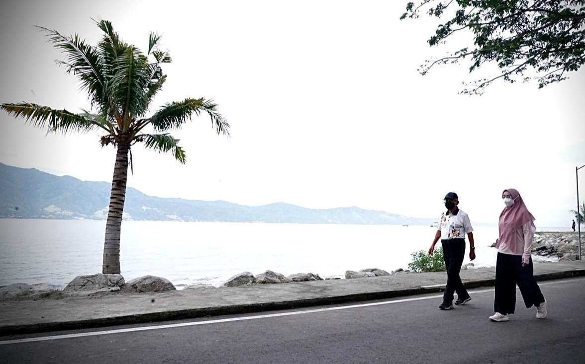 Wapres bersama Ibu Wury menikmat Pantai Taipa Palu Utara ( foto' Setwapres))