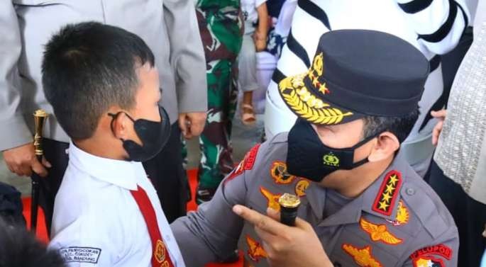 Kapolri Jendral Polisi Listyo Sigit Prabowo menyapa peserta vaksin anak usia 6 -11 tahun di Jawa Barat. (Foto: Istimewa)