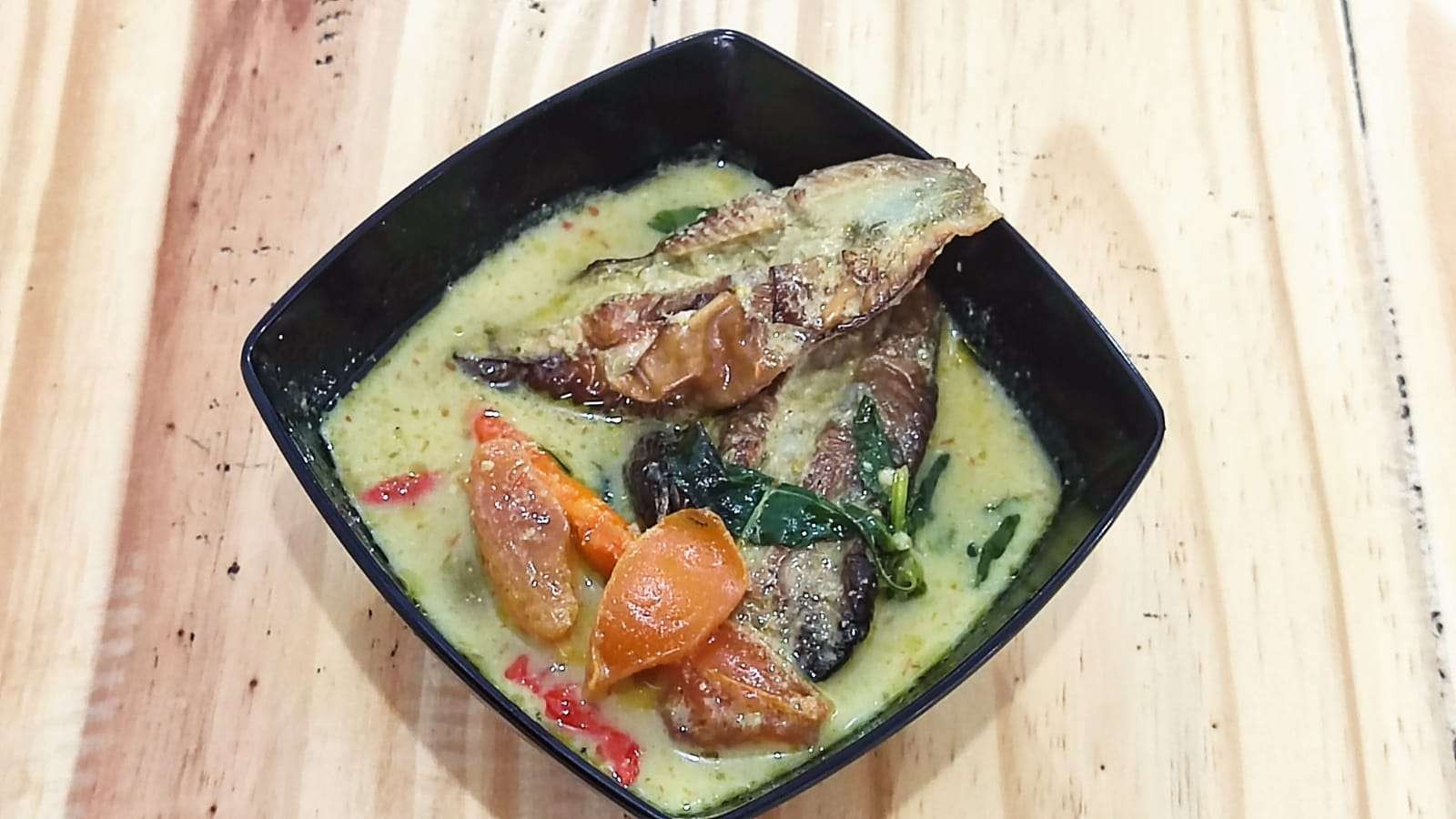 Kari pedas Ikan Pari di Warung Kare Pedas Iwak Pe di jamin bebas pesing dan amis (foto:istimewa)