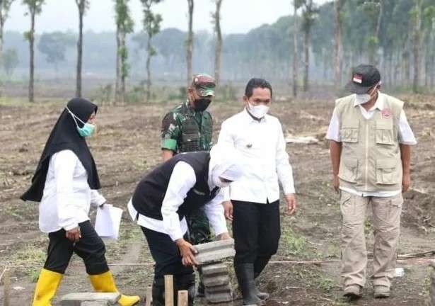 Gubernur Jatim didampingi Bupati Lumajang meninjau lokasi lahan yang akan dipakai pembangunan huntara. (Foto: Ant)