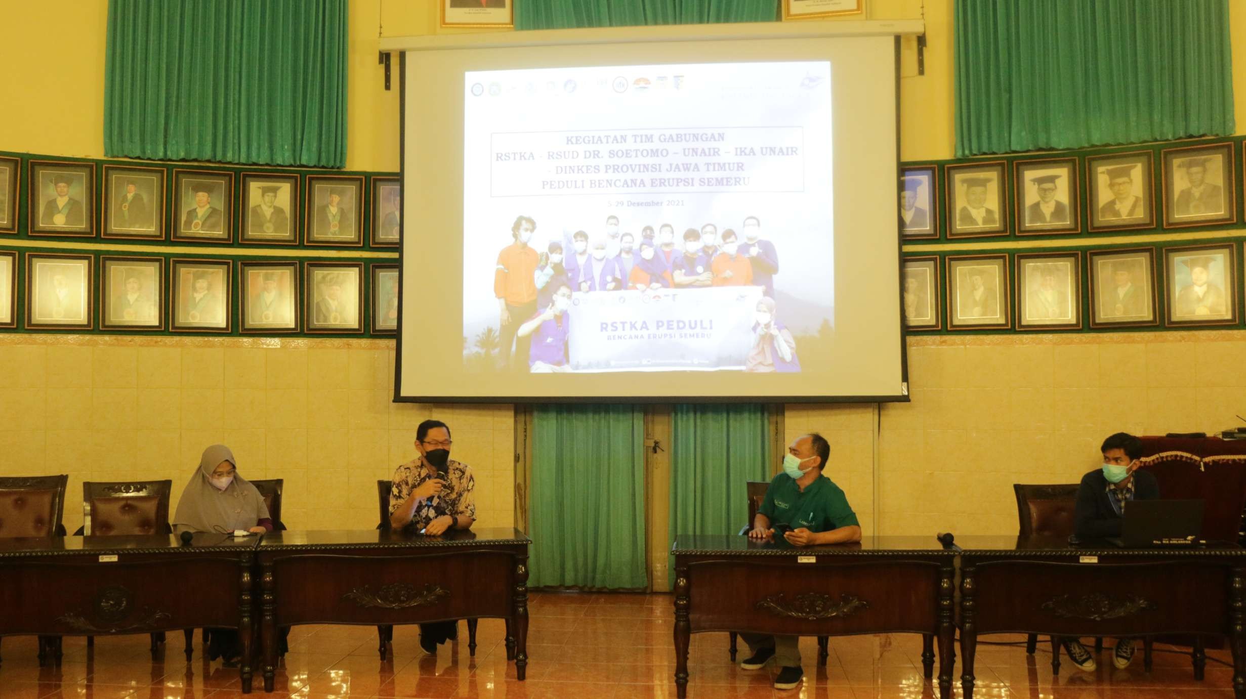 Dekan FK Unair, Prof Budi Santoso saat berdialog dengan Direktur RSTKA, dr. Agus Harianto, Sp.B(K), (Foto: istimewa)