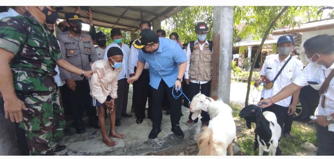 Kapolsek Ngadiluwih dan Bupati Kediri saat berkunjung ke rumah Mbah Katimen dan menyerahkan sepasang kambing. (Foto: Fendhy Plesmana/Ngopibareng.id)