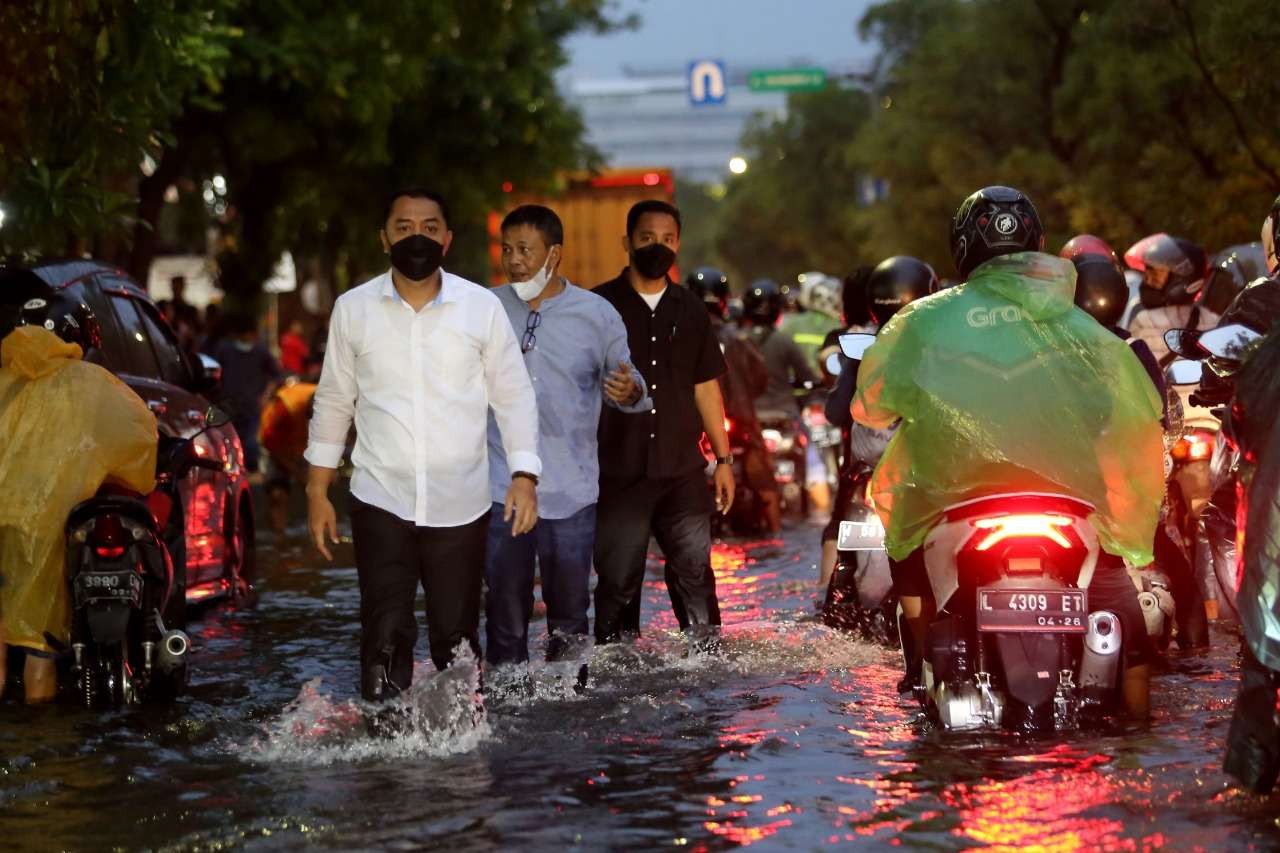 Walikota Surabaya Eri Cahyadi saat menyusuri Jalan Dharmawangsa yang alami banjir parah. (Foto: Humas Pemkot Surabaya)