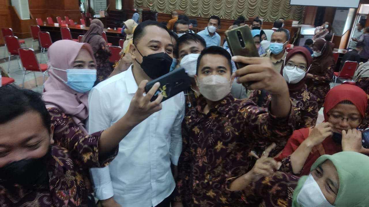 Walikota Surabaya, Eri Cahyadi menerima permintaan foto bersama para pendamping PKH dan BNPT di Graha Sawunggaling, Surabaya, Sabtu 8 Januari 2022. (Foto: Fariz Yarbo/Ngopibareng.id)