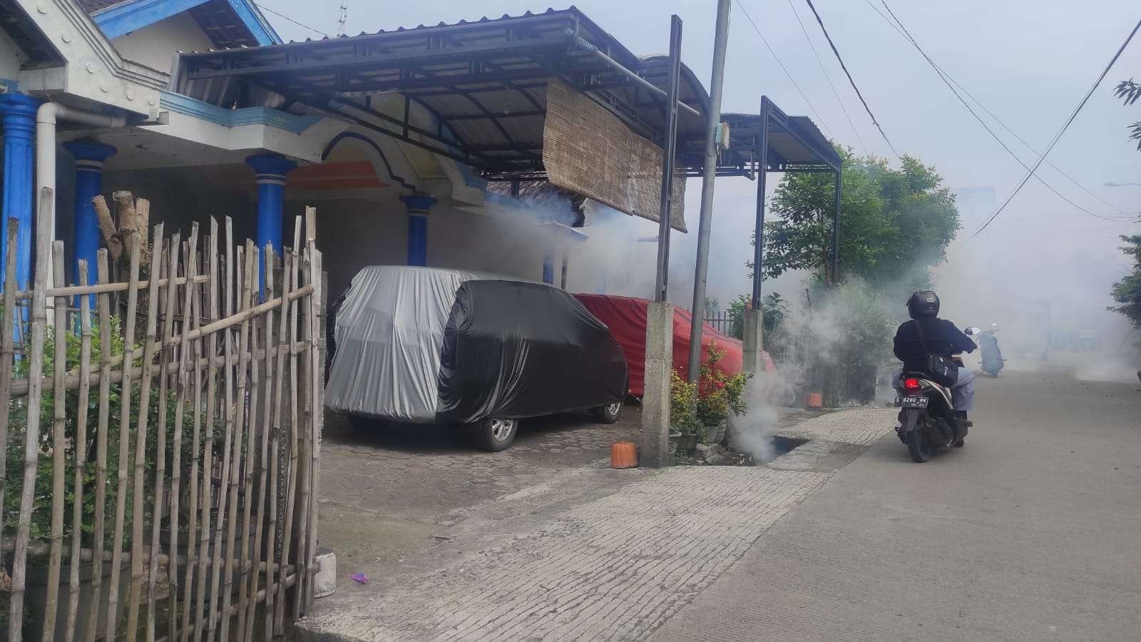 Fogging dilakukan usai satu anak meninggal dunia akibat DBD. (Foto: Deni Lukmantara/Ngopibareng)