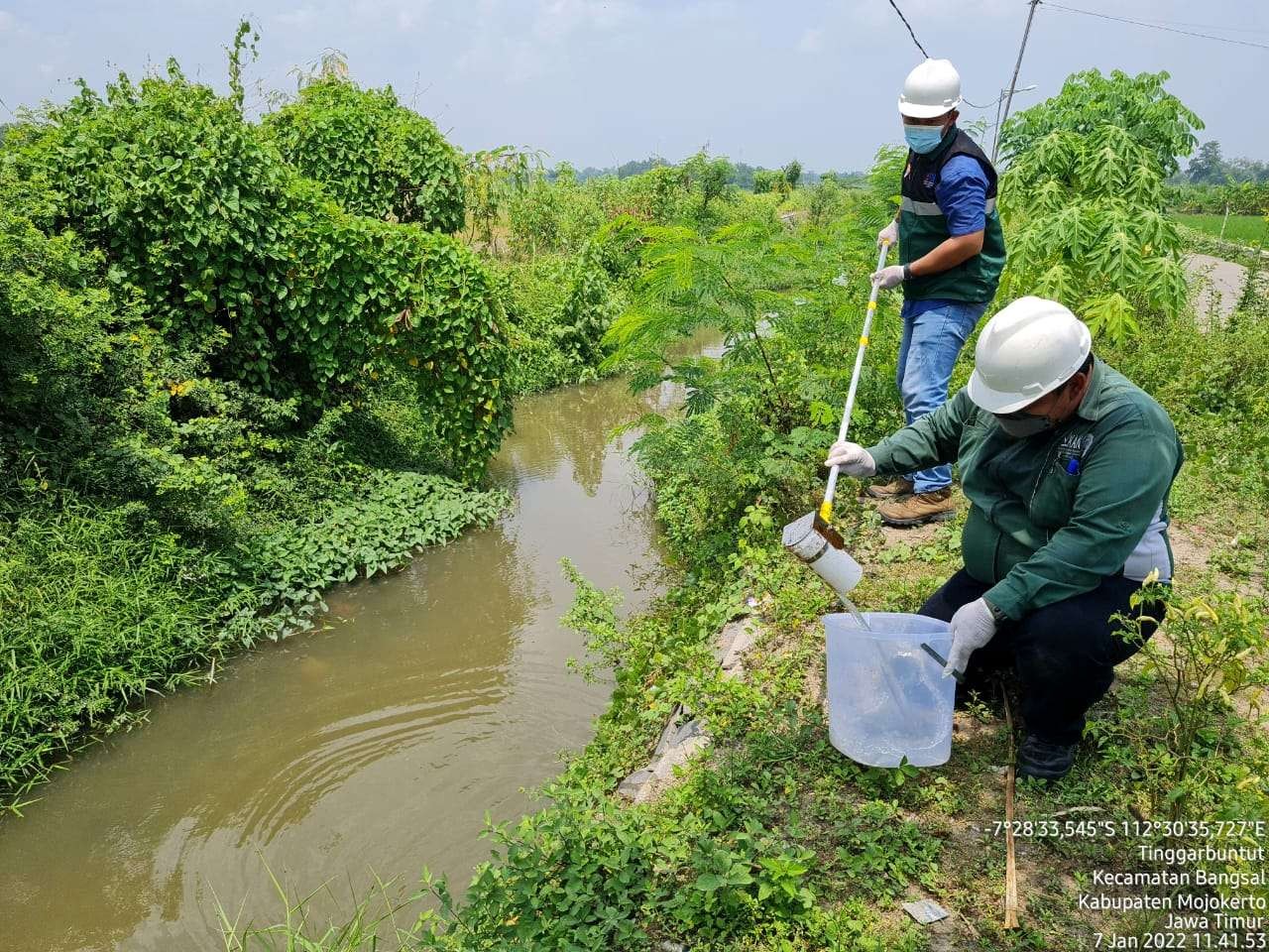 DLH Kabupaten Mojokerto ambil sampel di Sungai Ledeng. (Foto: Dok. DLH Kabupaten Mojokerto)