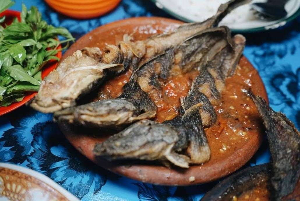 Menu Pecel Lele yang best seller di Warung Pecel Lele Cak Di Nganjuk. (Foto: Istimewa)