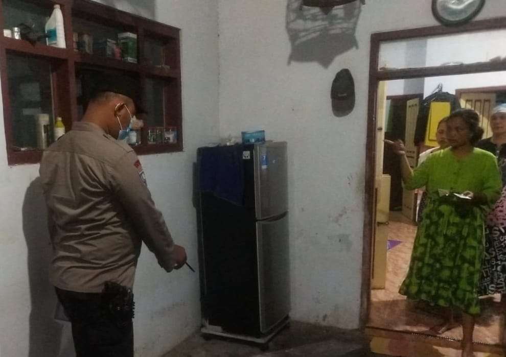 Polisi melakukan olah TKP di rumah korban perampokan di Desa Menampu, Kecamatan Gumukmas (Foto: Istimewa)