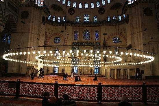 Panorama dalam masjid yang indah dan penuh ketakjuban. Masjid As-Sulaimaniyah di Turki. (Foto: Travellers)