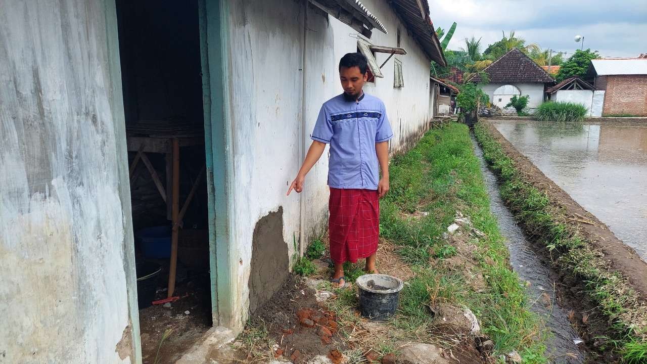 Dinding rumah M. Fathullah di Desa Banyuanyar Tengah ini dibobol pencuri, tiga motor digondol. (Foto: Ikhsan Mahmudi/Ngopireng.id)