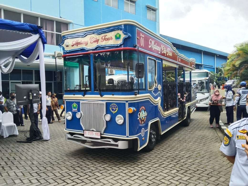 Bus wisata Malang City Tour parkir di kompleks Stadion Gajayana siap dioperasikan. (Foto: Lalu Theo/ngopibareng.id)