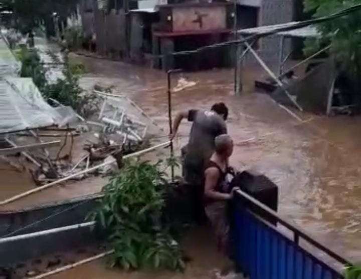 Korban banjir Jember sedang menyematkan diri dengan naik ke tempat tinggi (Foto:Istimewa)