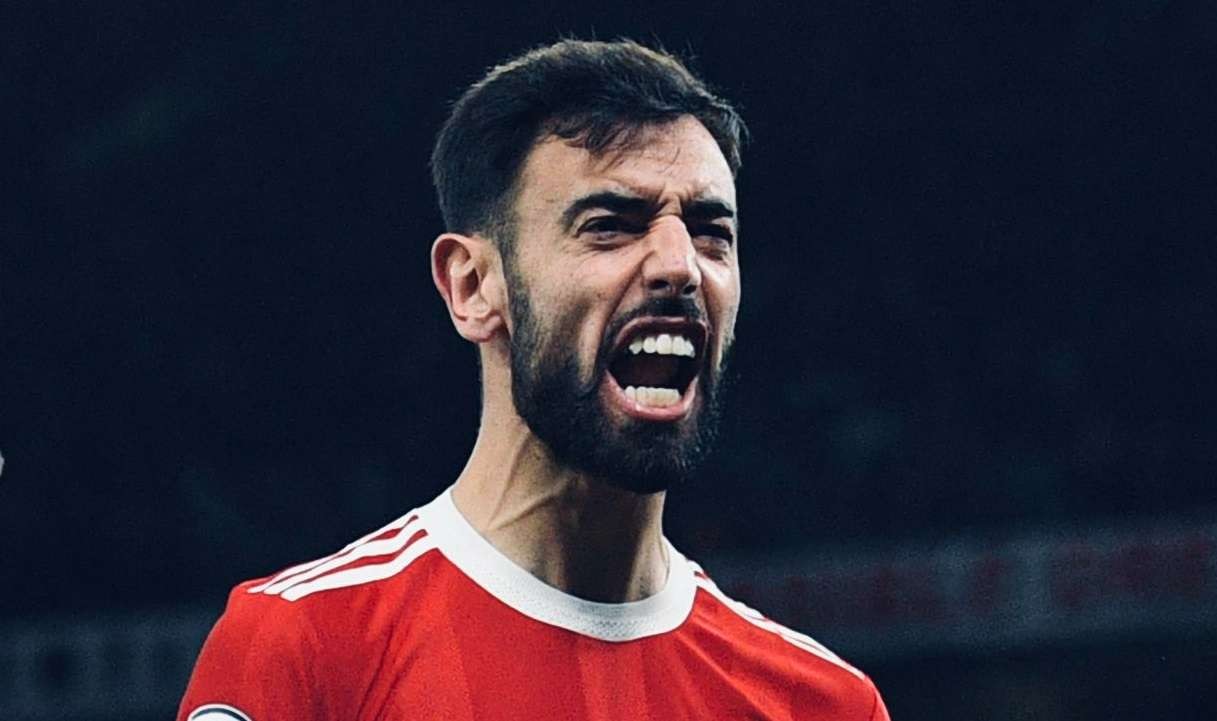 Gelandang Manchester United, Bruno Fernandes, menanggapi kabar tentang isu transfernya ke Barcelona. (Foto: Twitter/@ManUtd)