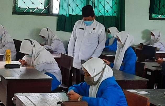 Kepala Kantor Kemenag Bondowoso, Solihul Kirom saat meninjau pendidikan di salah satu pondok pesantren di Bondowoso. (Foto: Kemenag Bondowoso)