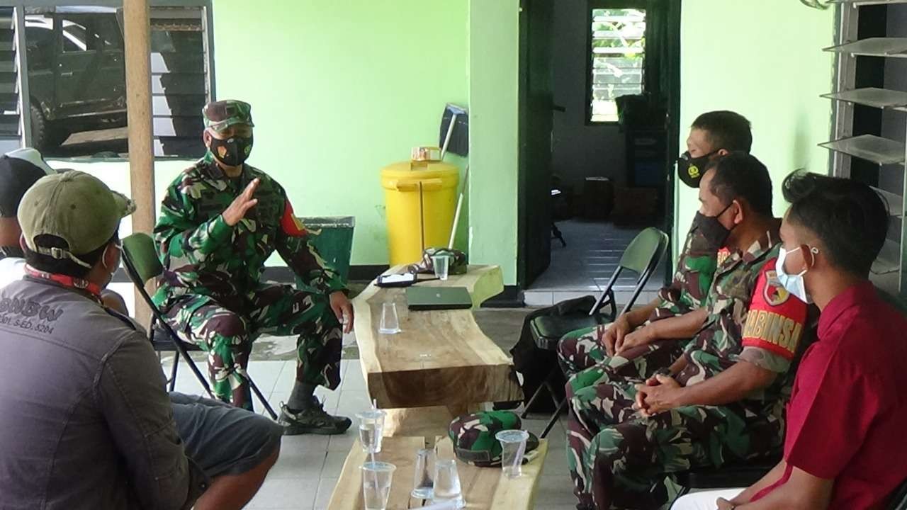 Danramil Rogojampi, Kapten Infanteri Misdari memberikan pembinaan pada sopir truk yang memasang bendera merah putih secara terbalik (foto:Istimewa)