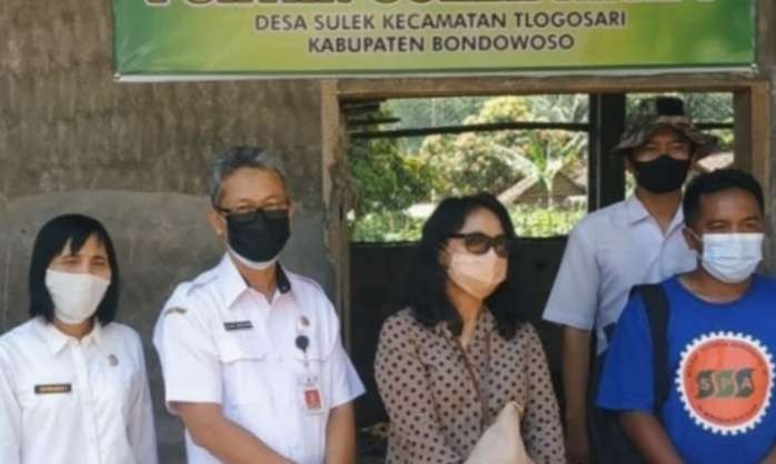 Kepala Dinas Pertanian Bondowoso, Hendri Widotono saat meninjau pembuatan pupuk organik oleh petani Desa Sulek Kecamatan Tlogosari. (Foto: Dispertan Bondowoso)