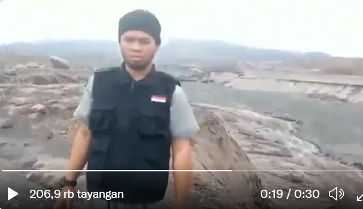 Sosok pria yang menendang sesajen di areal bencana Semeru di Lumajang. (foto: Tangkapan layar)