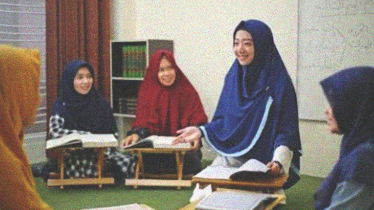 Muslimah mengaji Al-Quran dengan riang dan bahagia. Menghadirkan keteduhan hati. (Foto: Istimewa)