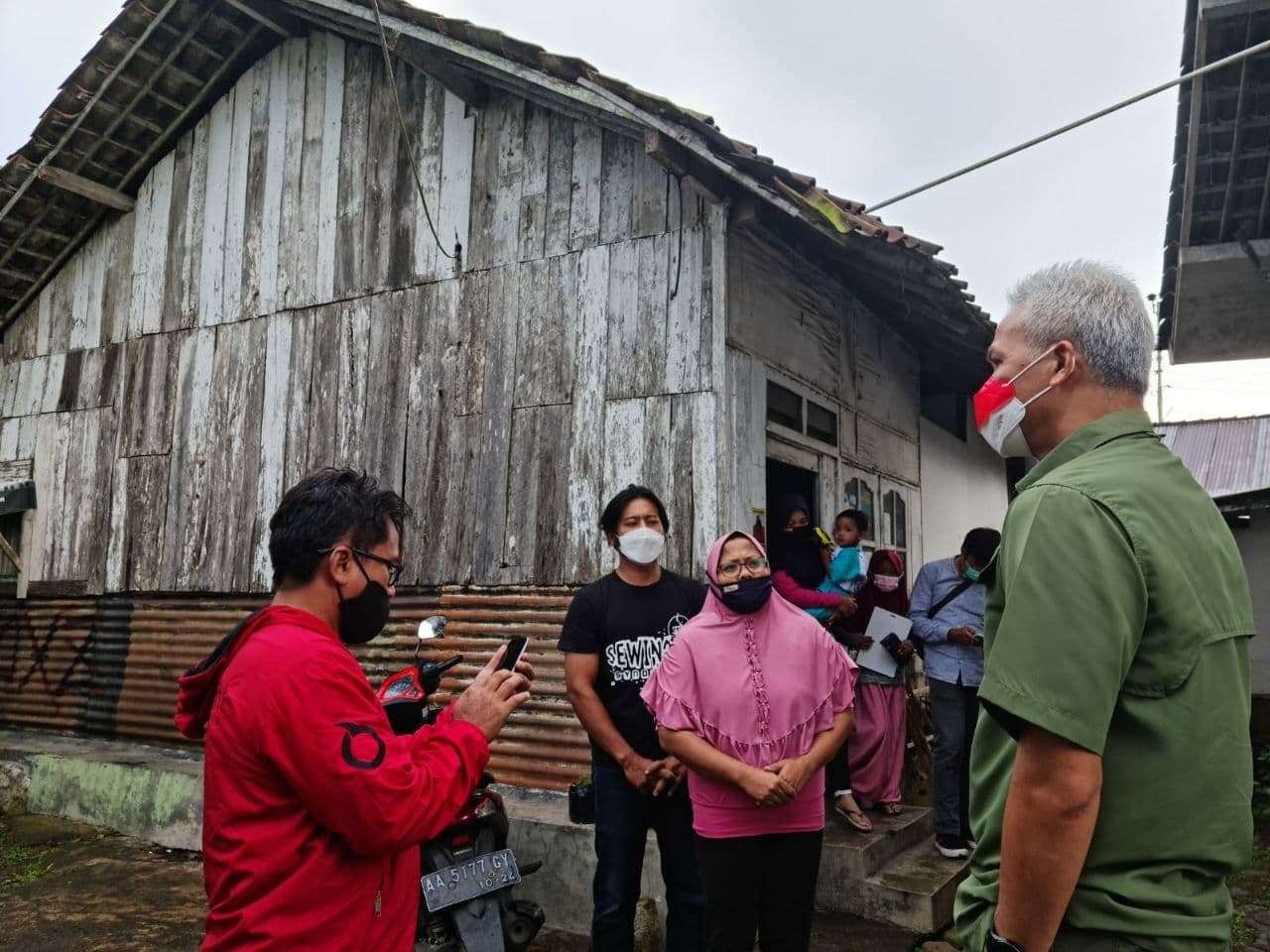 Ganjar Pranowo perbaiki rumah warga yang juga kader PDIP, pakai anggaran pribadinya. Sebab rumah dibangun di atas tanah milik desa. (Foto: ist)