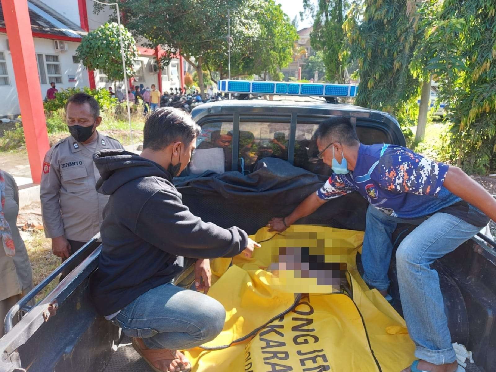 Polisi mengevakuasi mayat perempuan tanpa identitas yang ditemukan di Pantai Pancer, Puger, Jember (Foto: Istimewa)