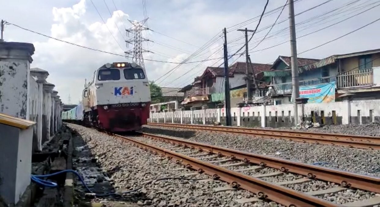 Lintasan kereta di Jalan Tambak Mayor (Foto: Andhi Dwi/Ngopibareng.id)